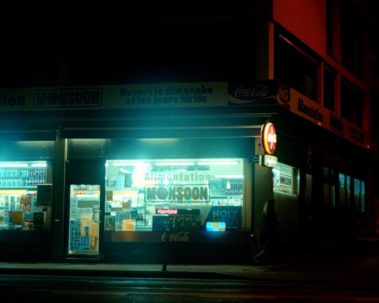 Le Royaume des Hommes — une vitrine éclairée dans la nuit