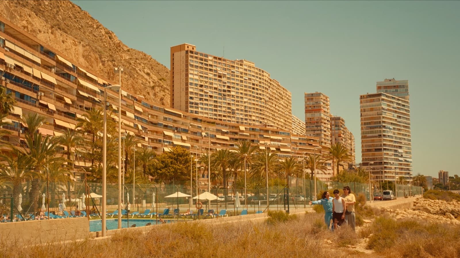 Queen’s Ville — barres d’immeubles ocre en plein soleil