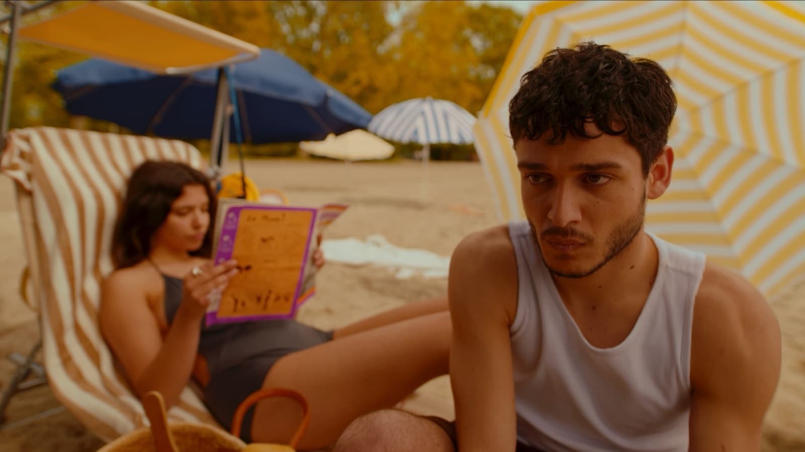 Queen’s Ville — un jeune homme allongé sur la plage