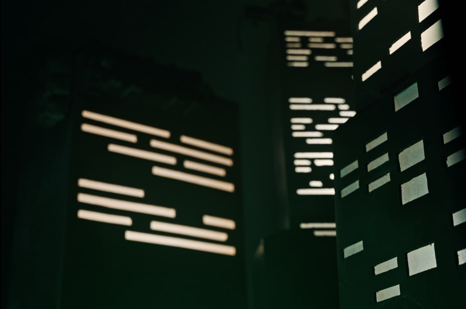 Ant — une façade d’immeuble la nuit, fenêtres éclairées