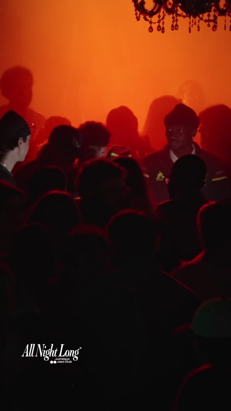 Soirée All Night Long : public en ombre chinoise sous une lumière orange